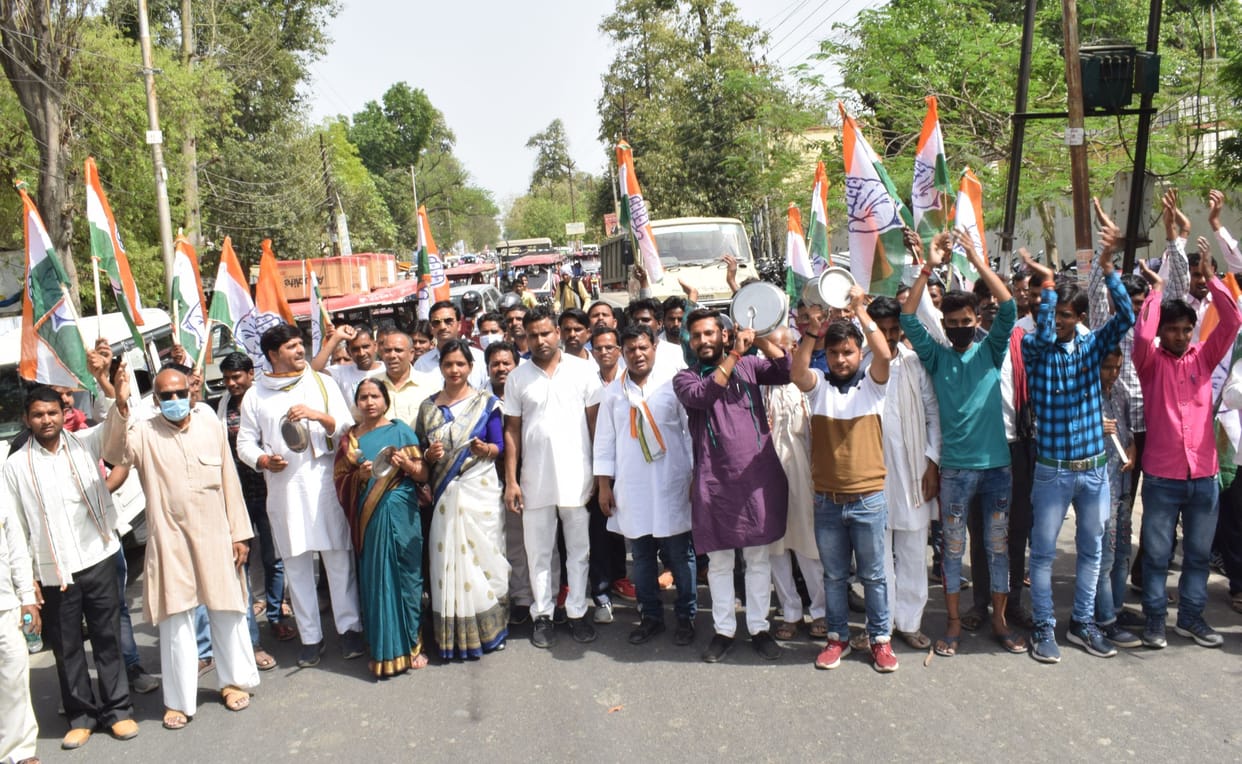 Congressmen demonstrated by clapping and thali