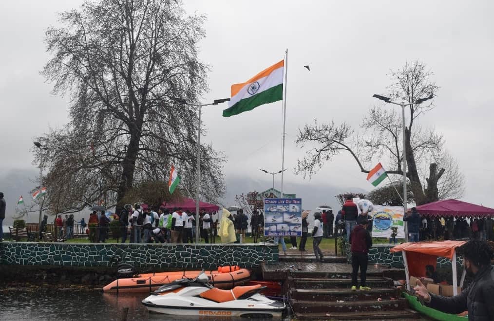 70-foot-high tricolor hoisted in Dal Lake on Pakistan Day: Youth organized program, said, Pakistan should become a good neighbor