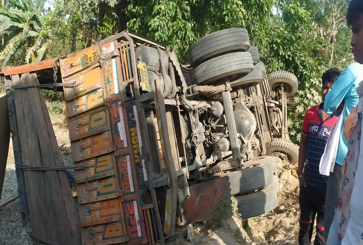 Truck overturns, woman died and two injured