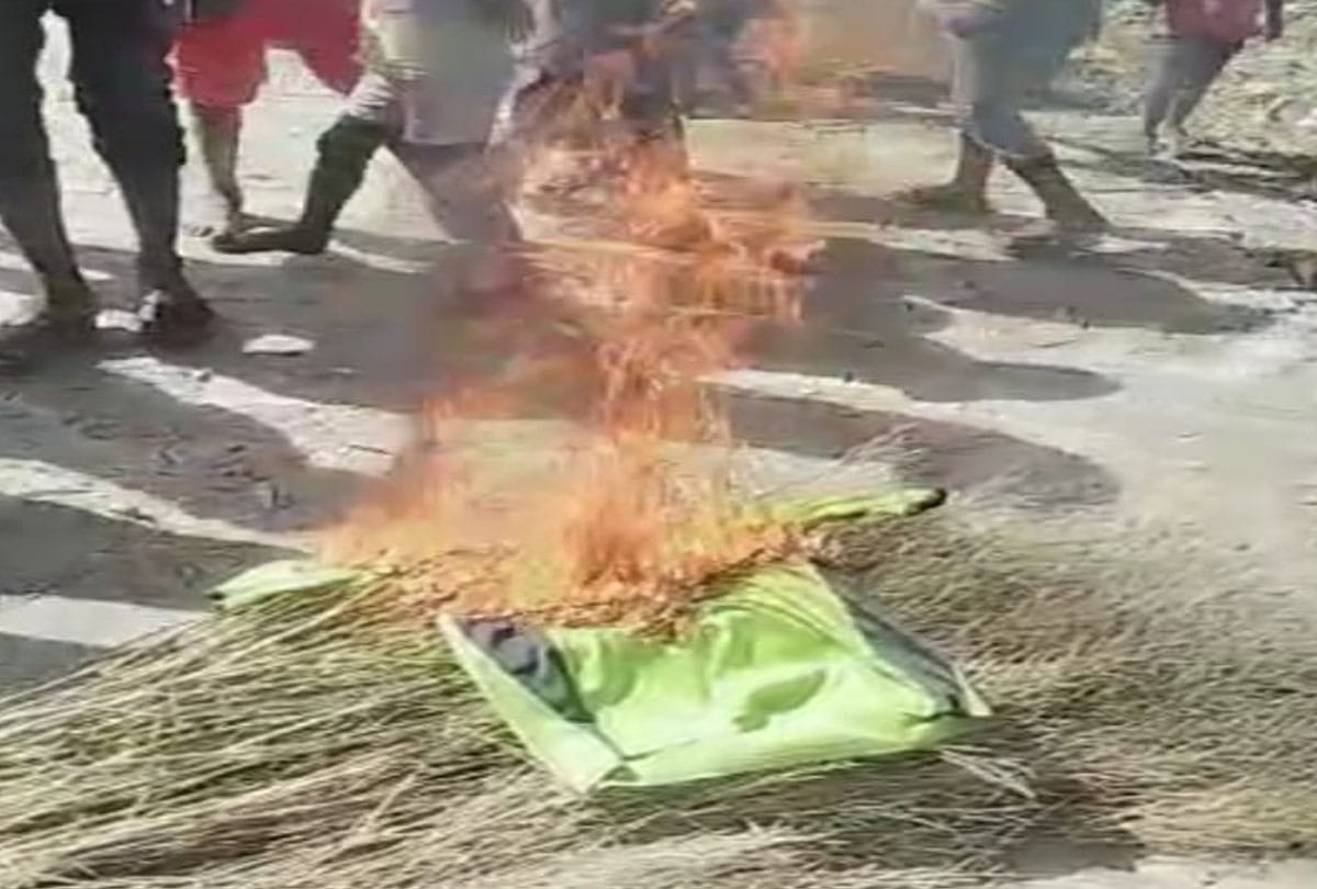Police burn young man T-shirt in Unnao