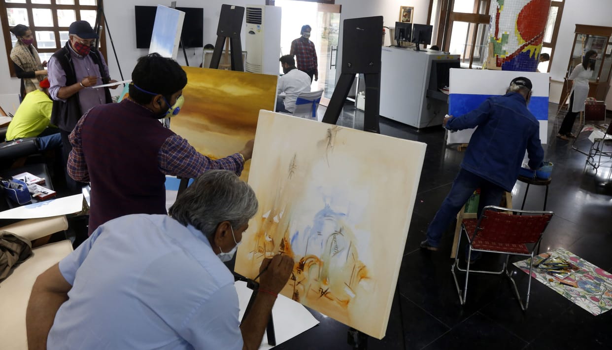 18 painters showed happiness of freedom from painting