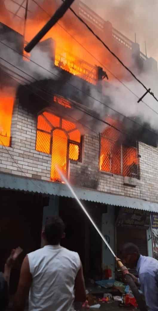 Two floors of fire in Gandhi Camp, tenant jumped from roof, scorched
