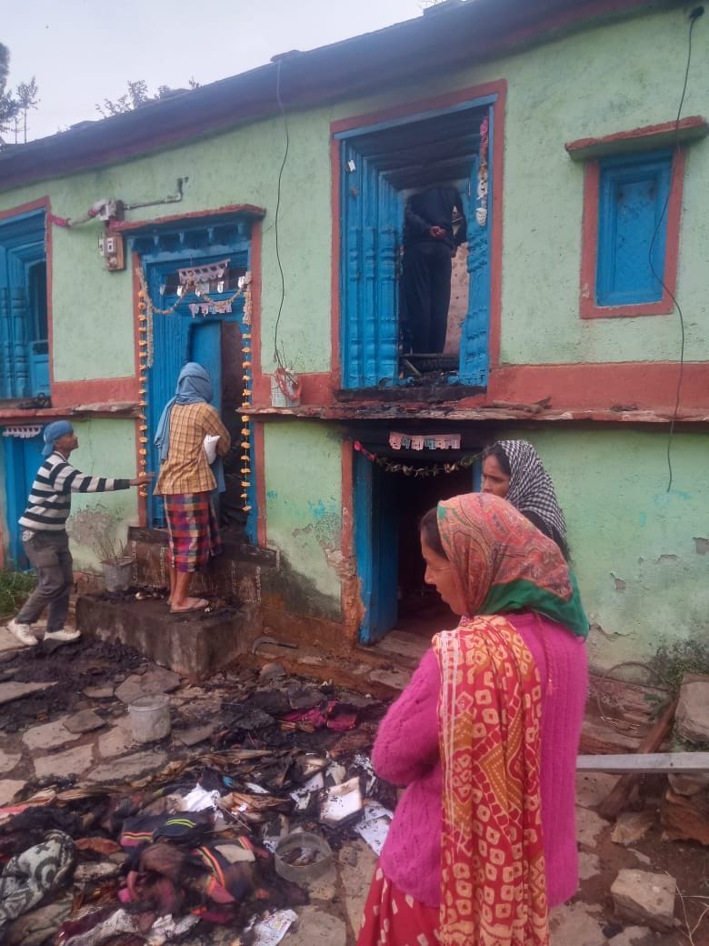 Two storeyed buildings burnt in jakh