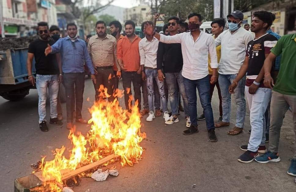 The effigy of the Chief Municipal Commissioner burnt after removing the hoardings