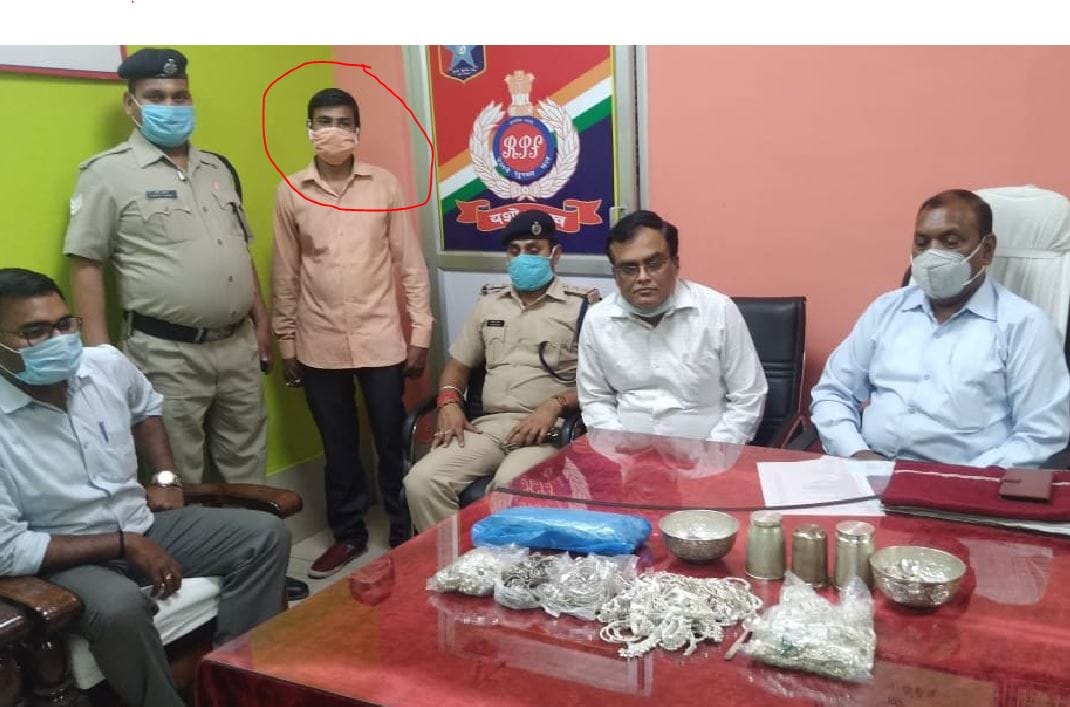 Silver recovered in Chandauli railway security force team captures Bihar youth