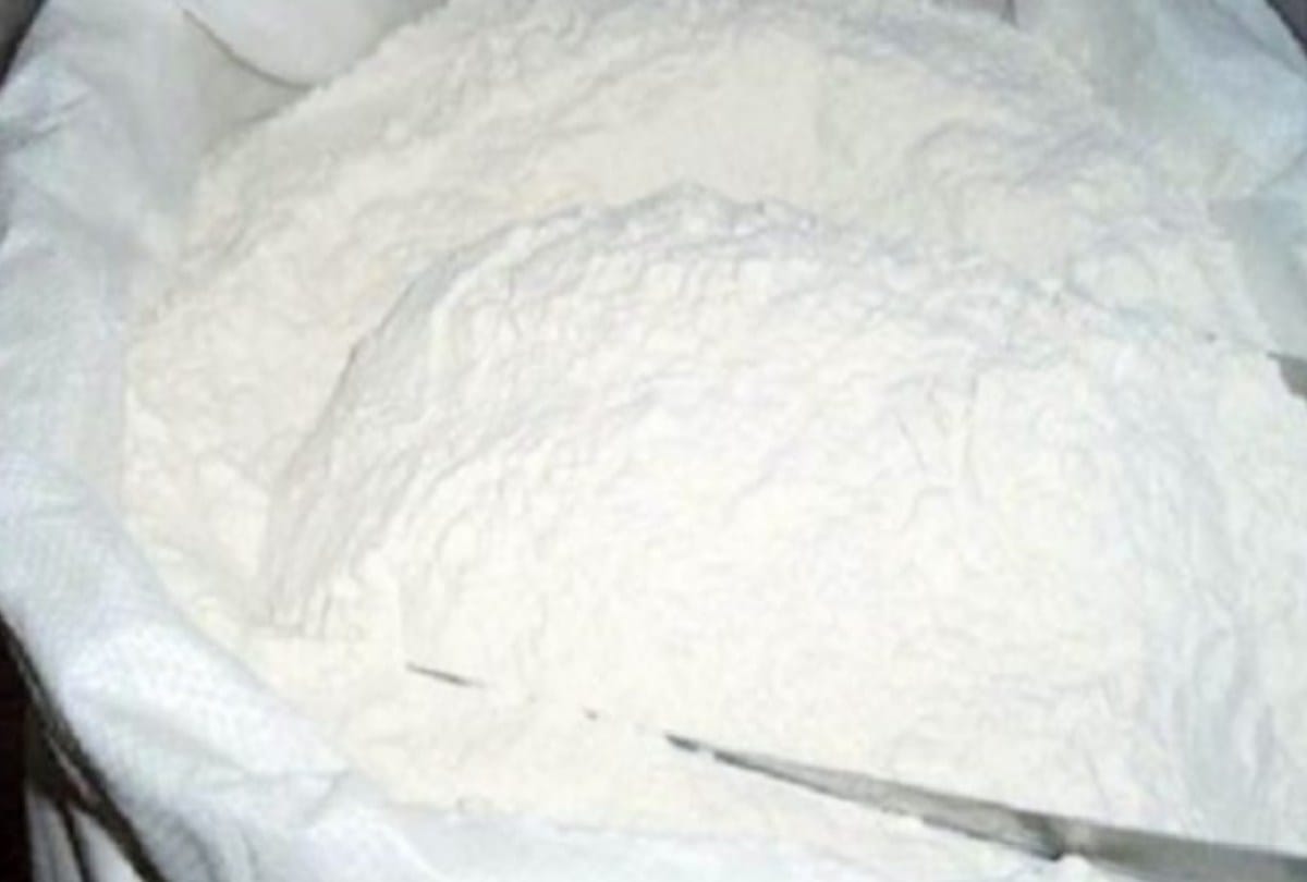 Adulteration of sand in flour, chapatti makes on the spot on food inspector order , mill owner refuses to eat