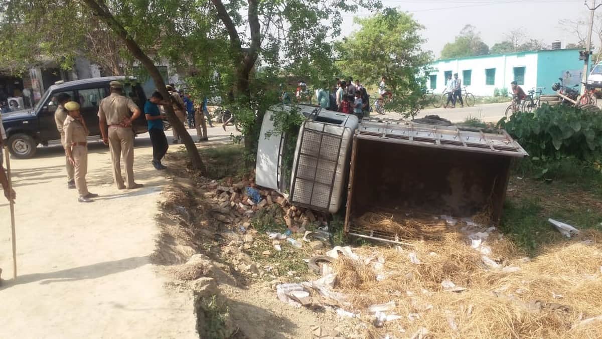 Pickup overturned full fill of Illegal liquor villagers looted will consumed in panchayat elections in azamgarh