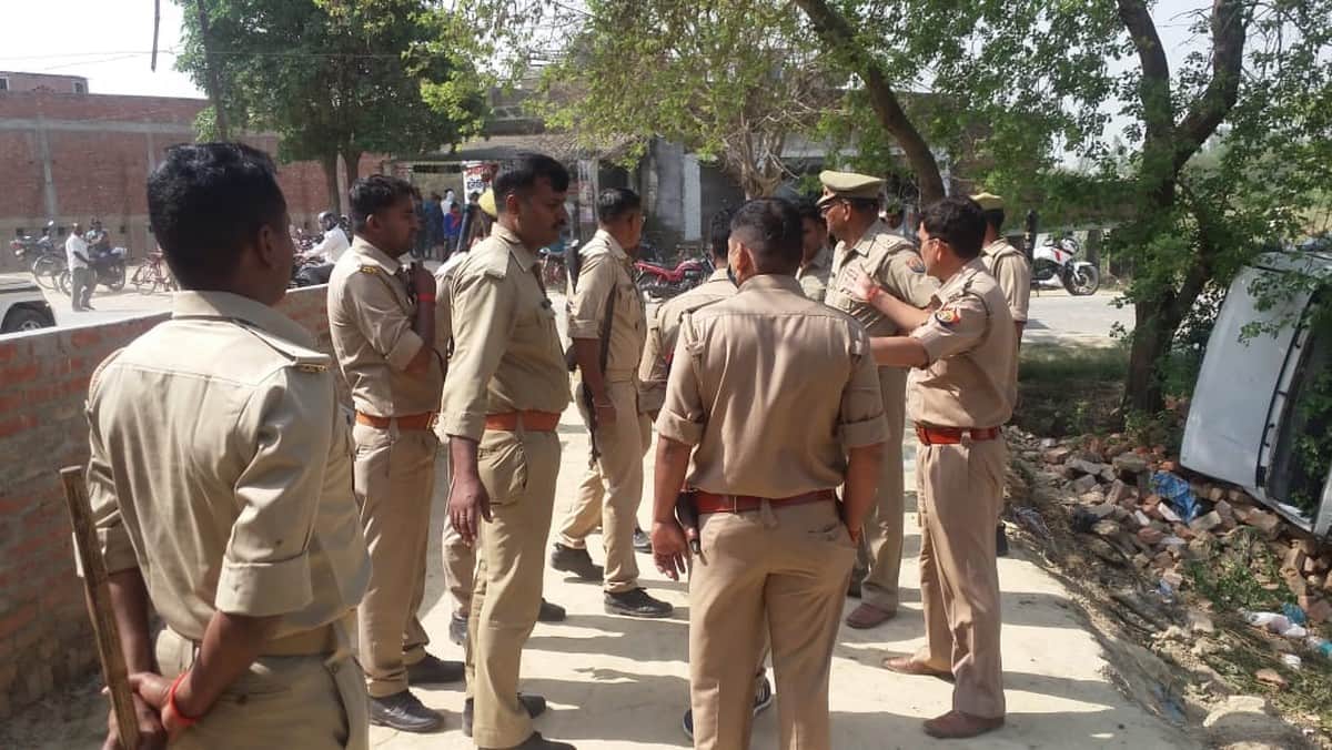 Pickup overturned full fill of Illegal liquor villagers looted will consumed in panchayat elections in azamgarh