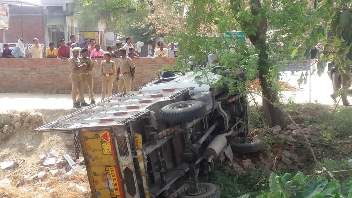 Pickup overturned full fill of Illegal liquor villagers looted will consumed in panchayat elections in azamgarh