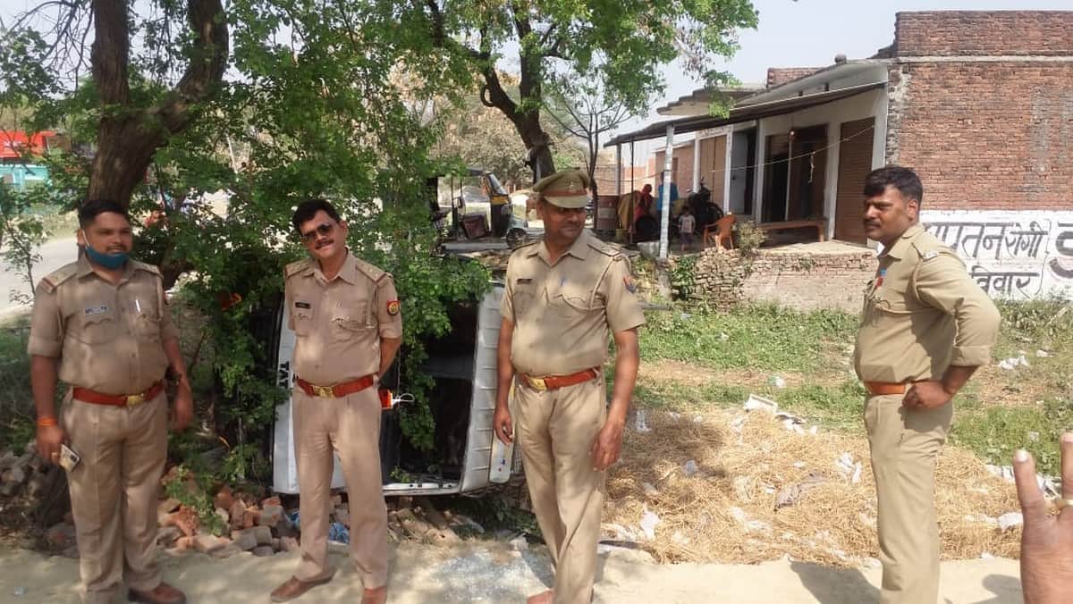 Pickup overturned full fill of Illegal liquor villagers looted will consumed in panchayat elections in azamgarh