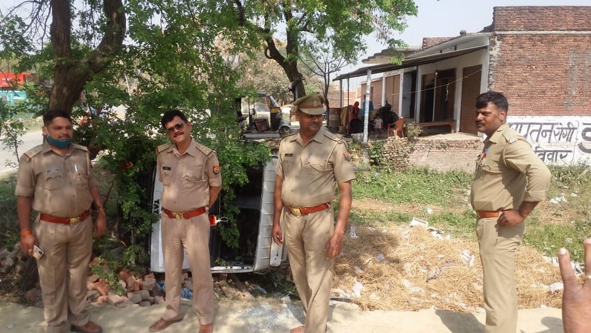 Pickup overturned full fill of Illegal liquor villagers looted will consumed in panchayat elections in azamgarh