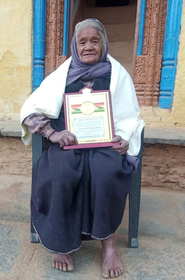 Dhanshini honored for giving two lakhs in PM Care Fund