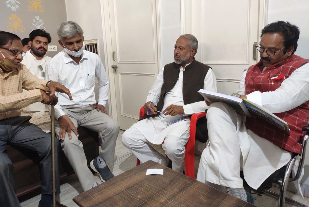 Commotion of workers in front of supervisor in congress meeting