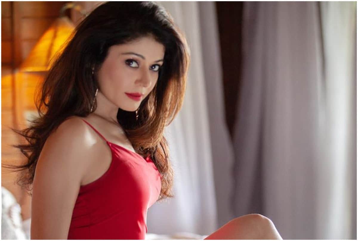 Actress Pooja Batra Shares Stunning Pictures On Social Media Goes Viral