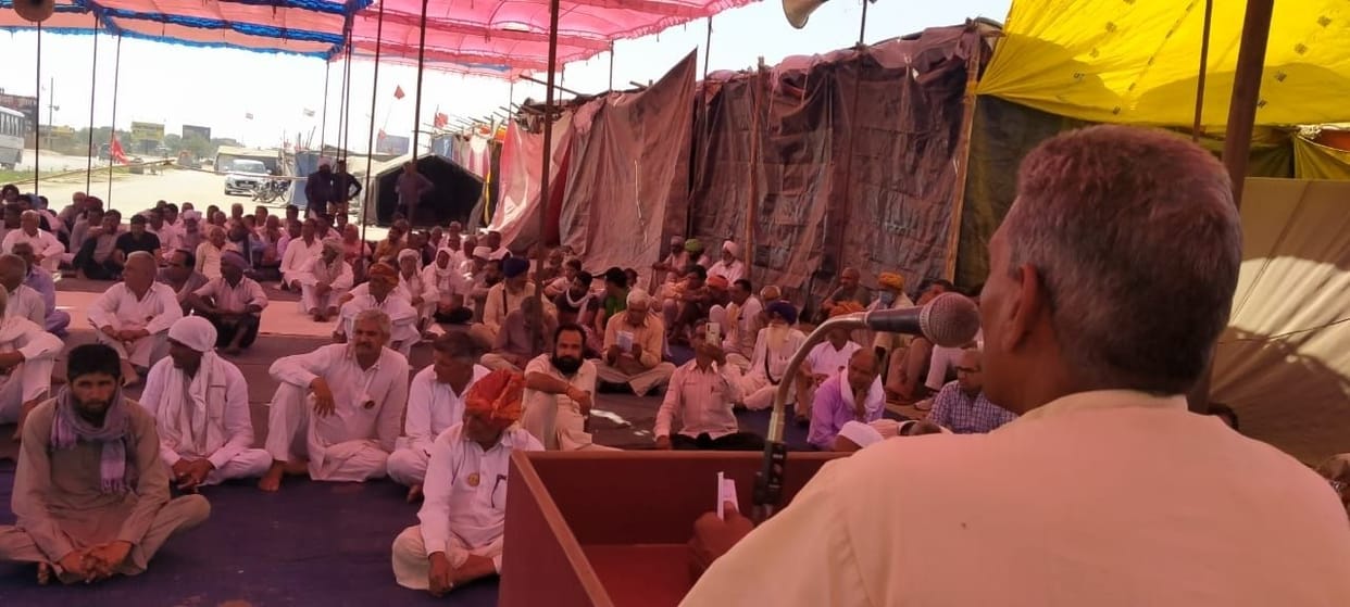 Groups of farmers reaching the Kheda border according to the daily roster