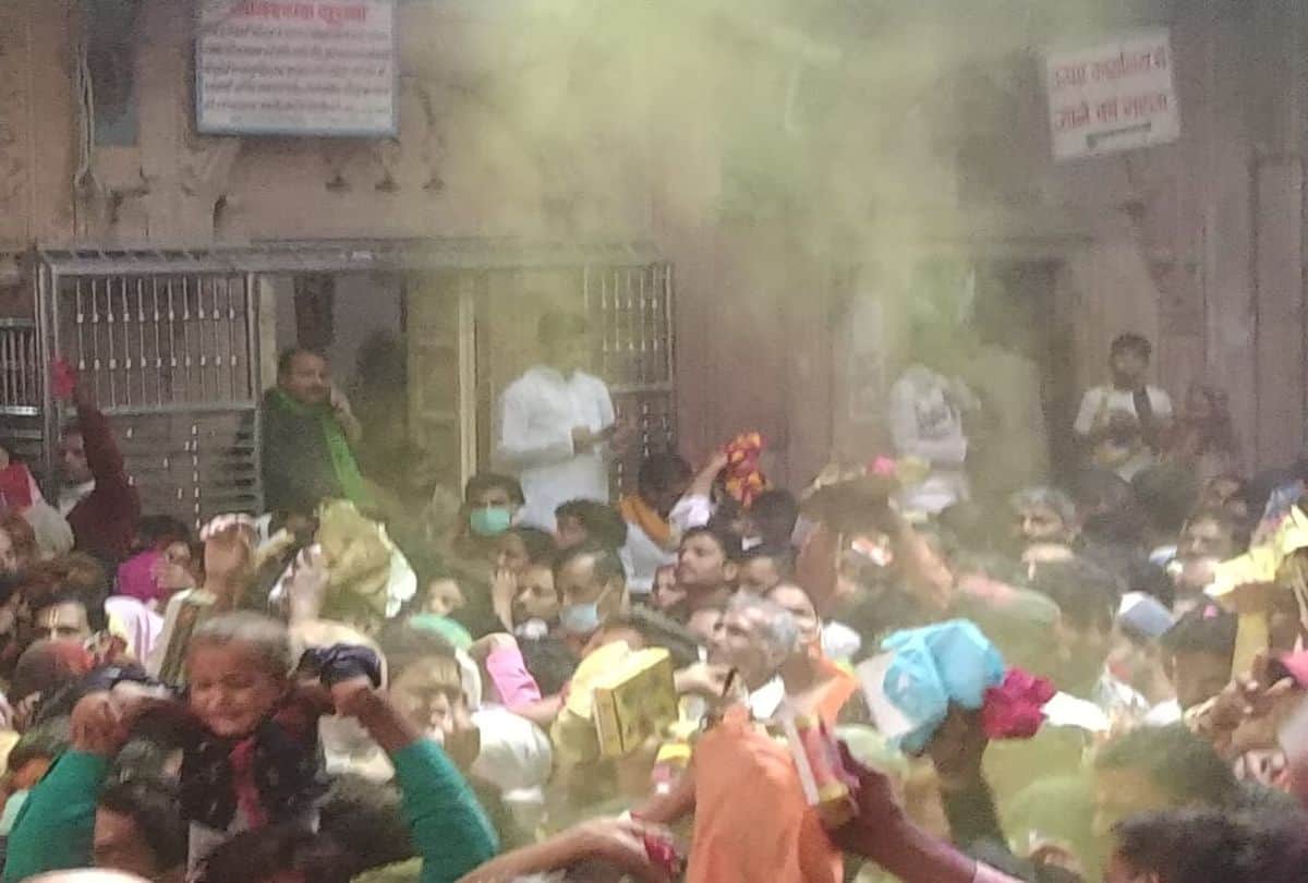Holi Celebrations Starts In Banke Bihari Temple Vrindavan Mathura Up News