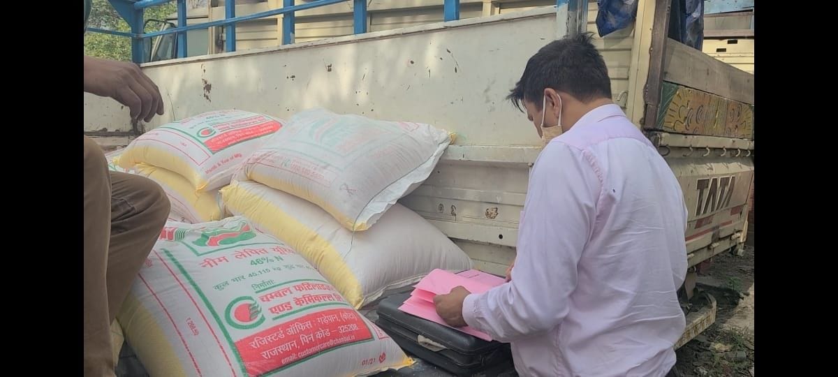 Black business of neem coated manure: Two vehicles filled with manure going to the factory instead of fields caught