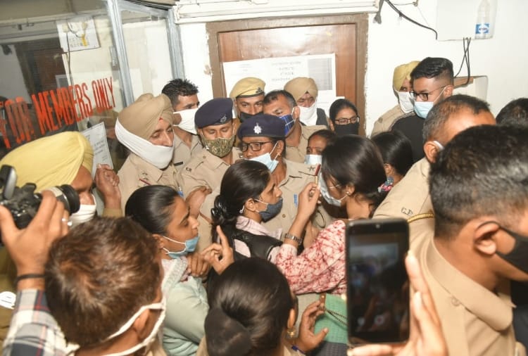 Students Protest against closing of Library At Panjab University in Chandigarh