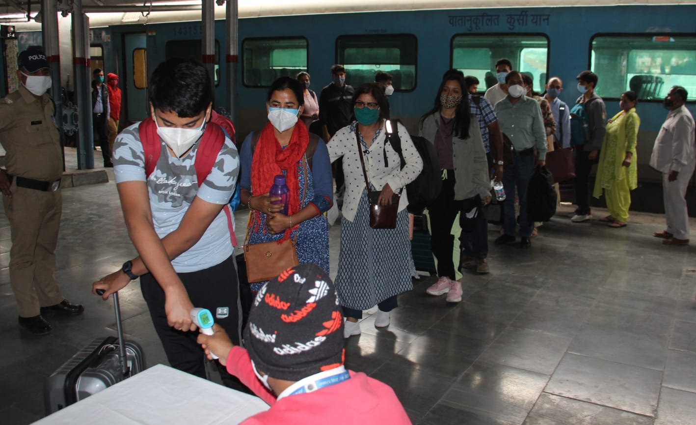 corona second wave in uttarakhand news: negligence at Dehradun railway station, no corona testing