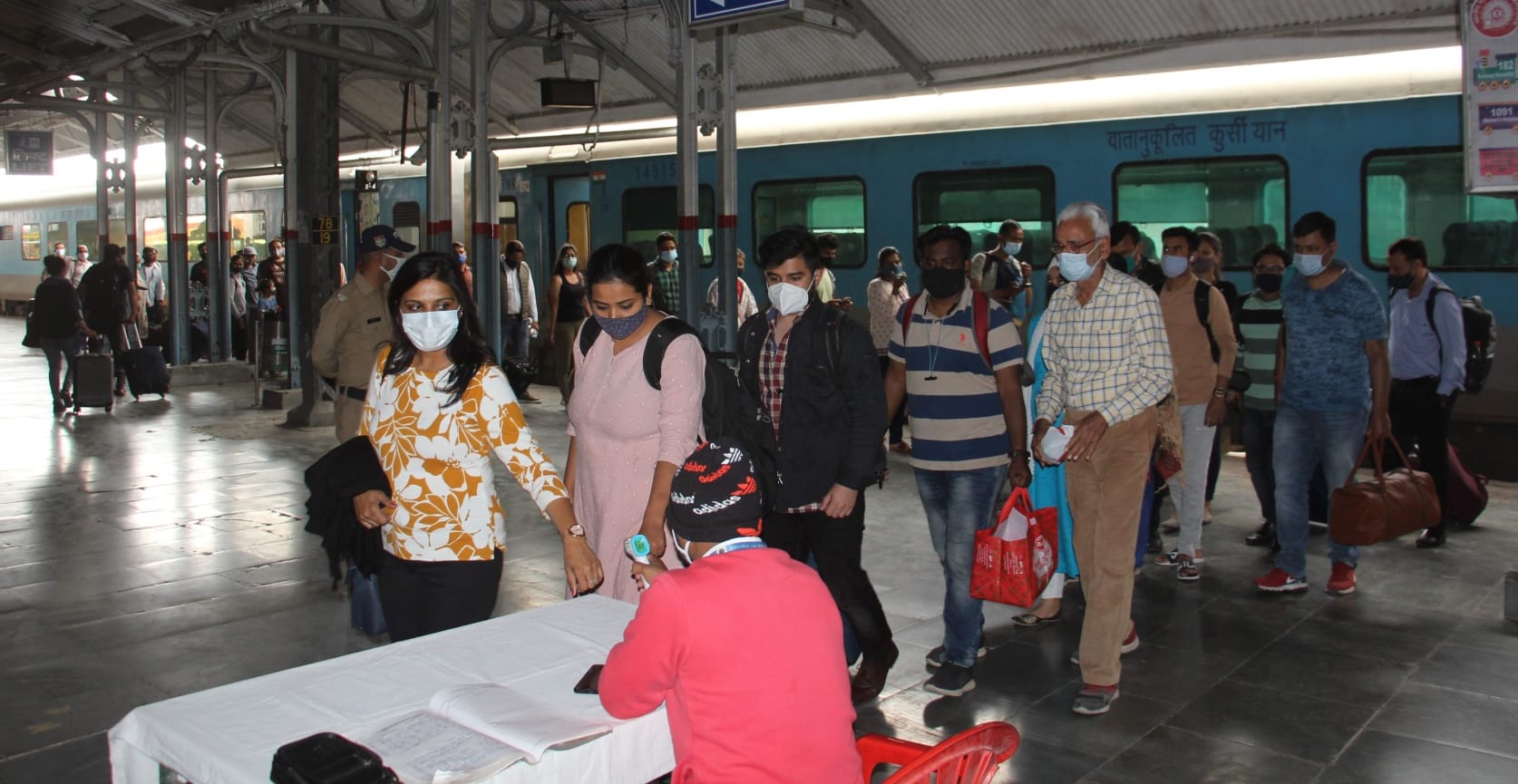 corona second wave in uttarakhand news: negligence at Dehradun railway station, no corona testing