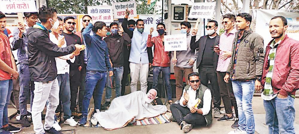 Yukan activists demonstrated with Modi's effigy