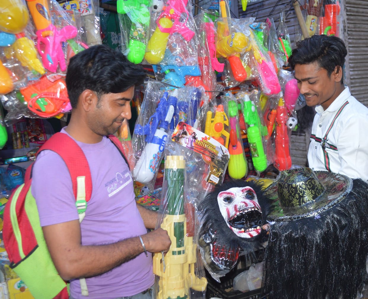 Hathras: School closed, children played Holi a lot