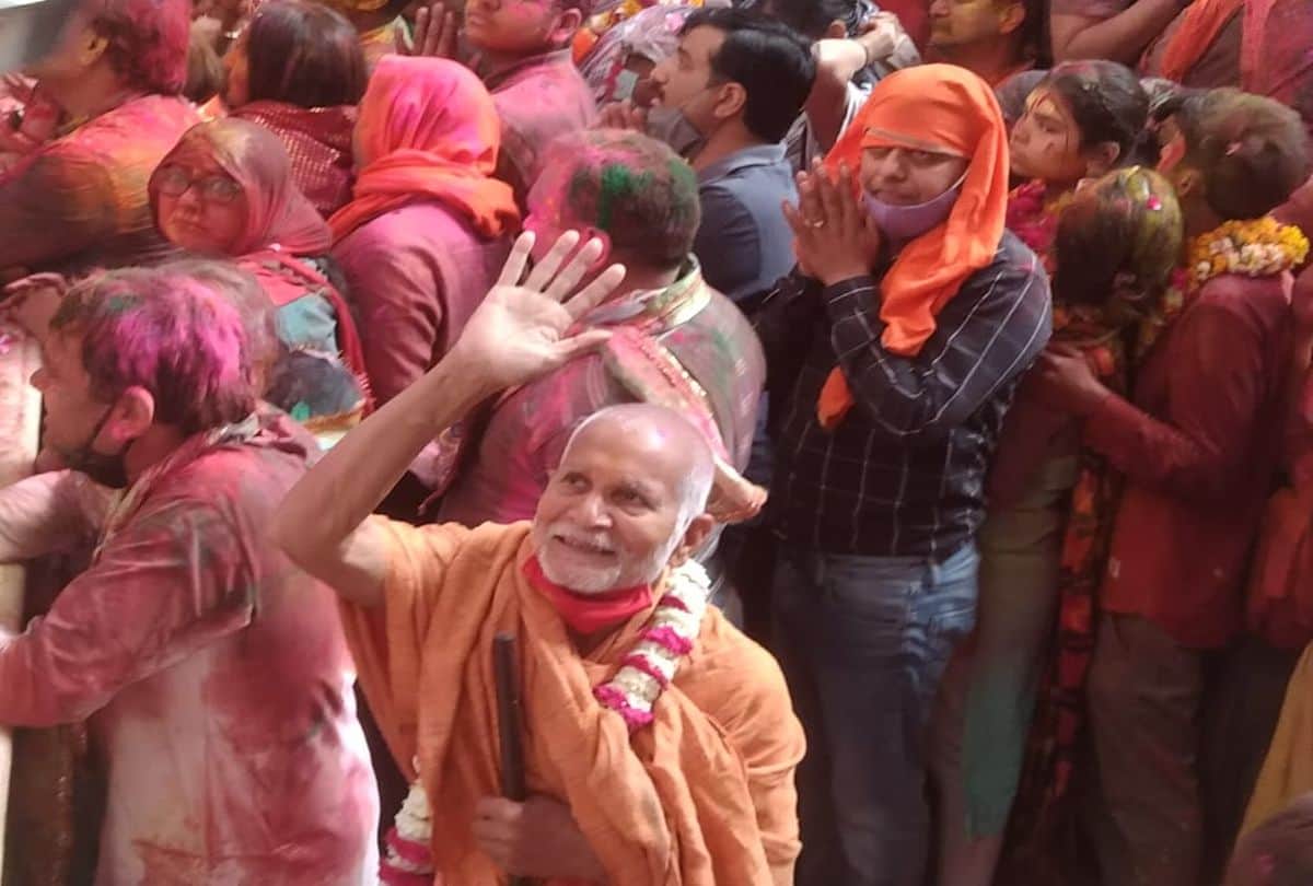 Holi Celebrations Starts In Banke Bihari Temple Vrindavan Mathura Up News