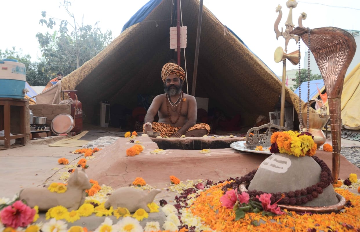 haridwar mahakumbh 2021: naga saint also an artist watch photos