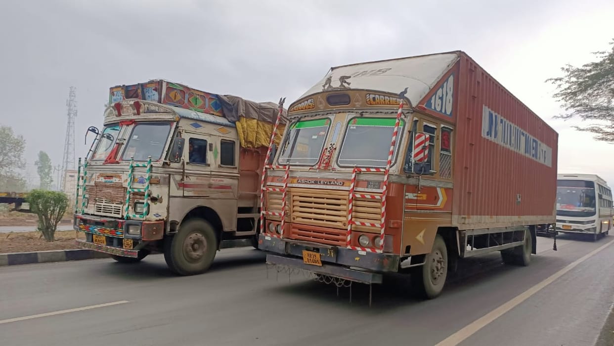 In the race to overtake, truck drivers were beaten up, ruckus, jammed for half an hour