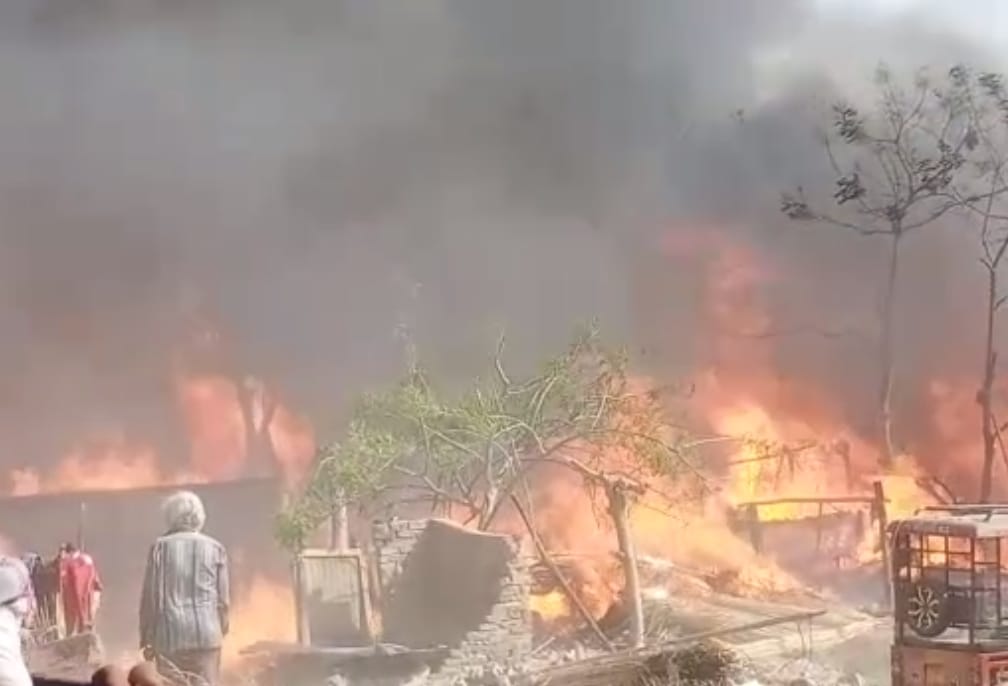 Haridwar News: Massive Fire Broke Out in 50 Hut in Kumbh Mela Area Photos