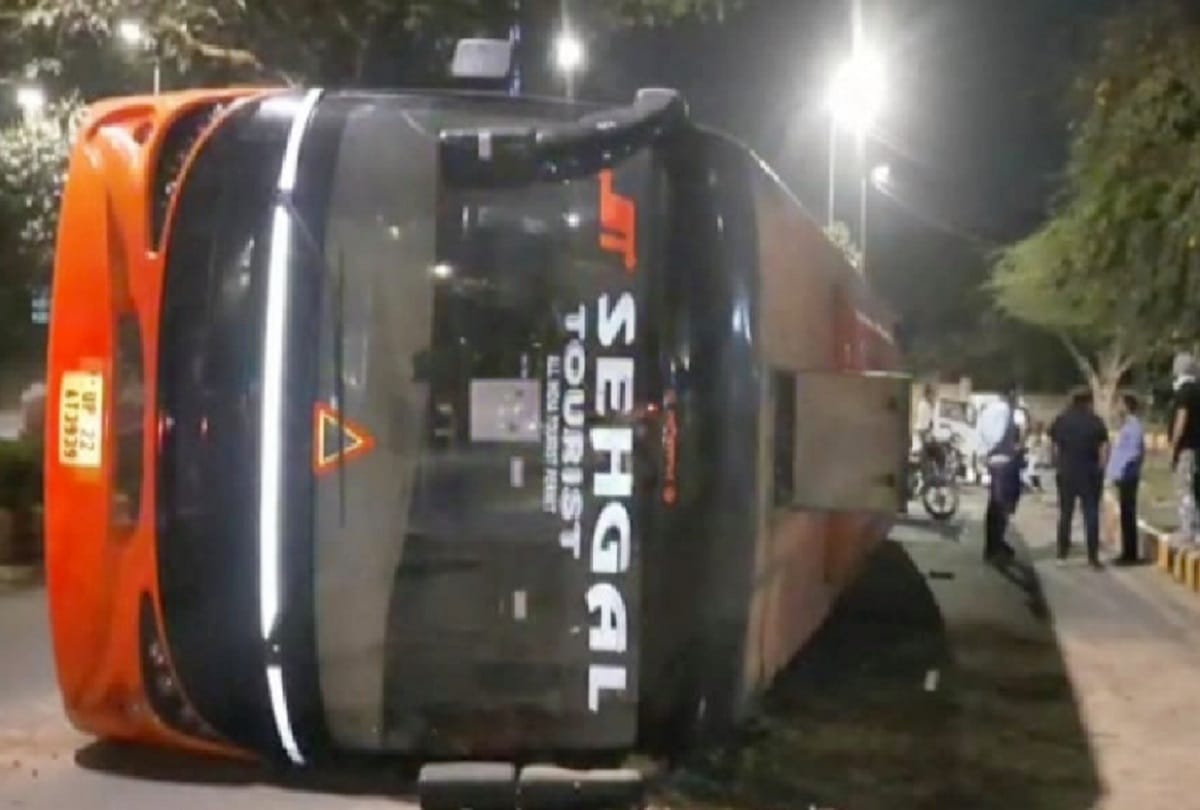 Double decker volvo bus meets road accident near talkatora chowk in delhi
