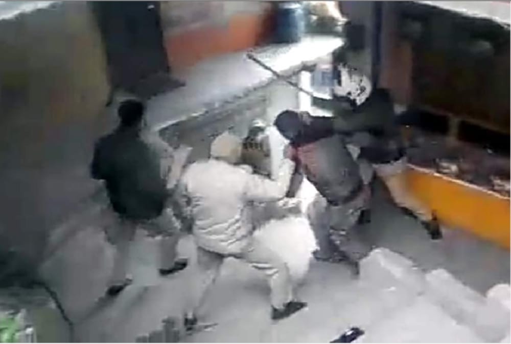 Uttarakhand News: Police beaten Three people By sticks, video viral