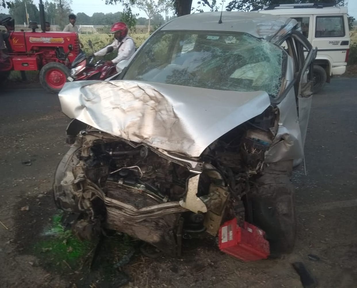 Car entered into tree, death of newly married woman