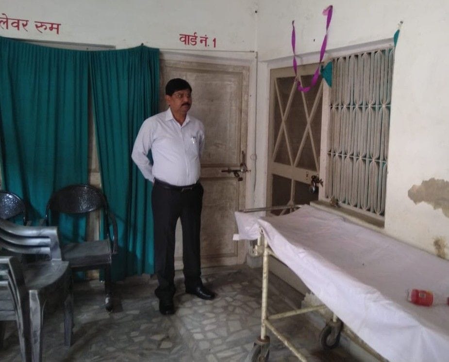 Hathras: Lock was hung on one health center, then many workers were found absent on the other