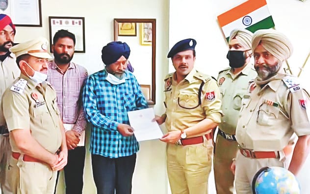 SP honors auto driver who returned eight thousand to old lady