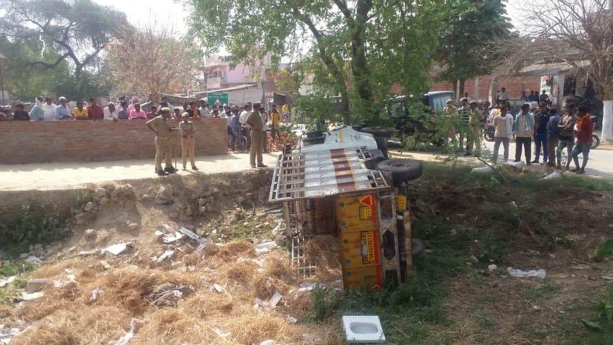 Pickup overturned full fill of Illegal liquor villagers looted will consumed in panchayat elections in azamgarh