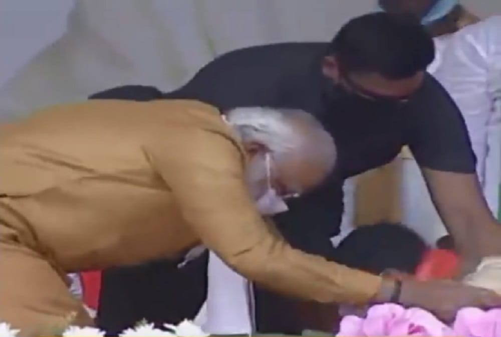 West Bengal : pm modi stopped anoop chakraborty touching feet, greeted by touching his feet, know who is anoop chakraborty, kanthi rally special gesture
