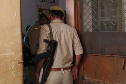 अमरोहा: पत्नी को बुलाने ससुराल गए युवक का पेड़ पर लटका शव मिला, परिजनों ने काटा हंगामा- हत्या का आरोप लगाया Amroha: Dead body youth found in laws house, family members protest murder allegation