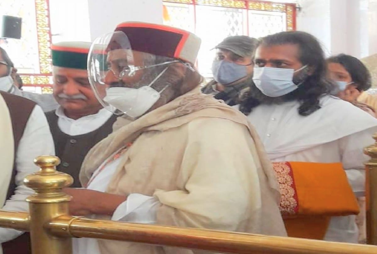 Many leaders including Former cm Prem Kumar Dhumal meet Sri Sri Ravi Shankar