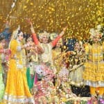 मथुरा: जन्मभूमि पर फूलों की होली खेलते राधा-कृष्ण के स्वरूप