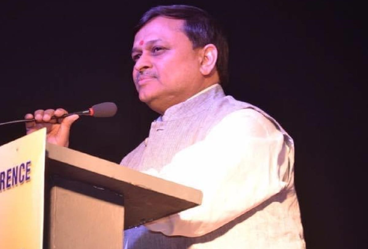 senior journalist ramesh awasthi insists to promoting hindi at national hindi moot court competition