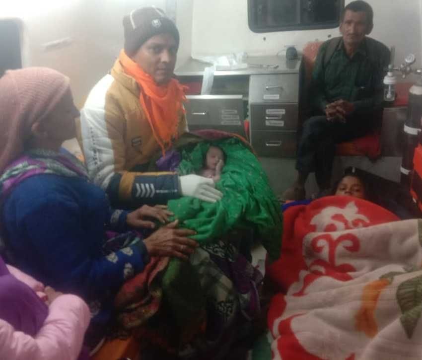 Pregnant referral due to lack of water, delivery in 108