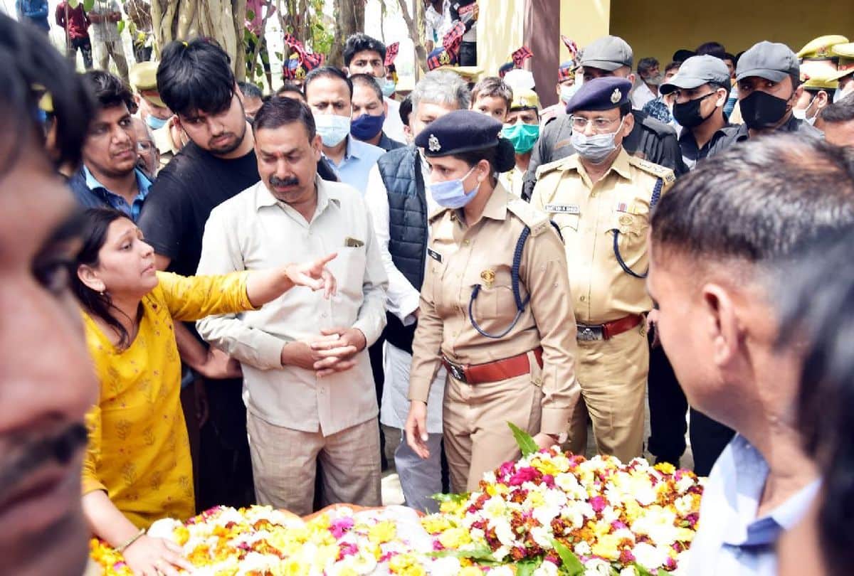 agra daroga murder case: funeral of martyr inspector in Bulandshahr