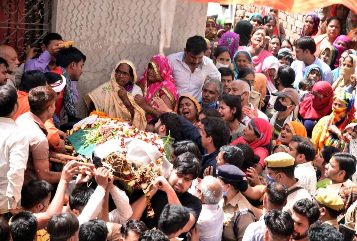 agra daroga murder case: funeral of martyr inspector in Bulandshahr