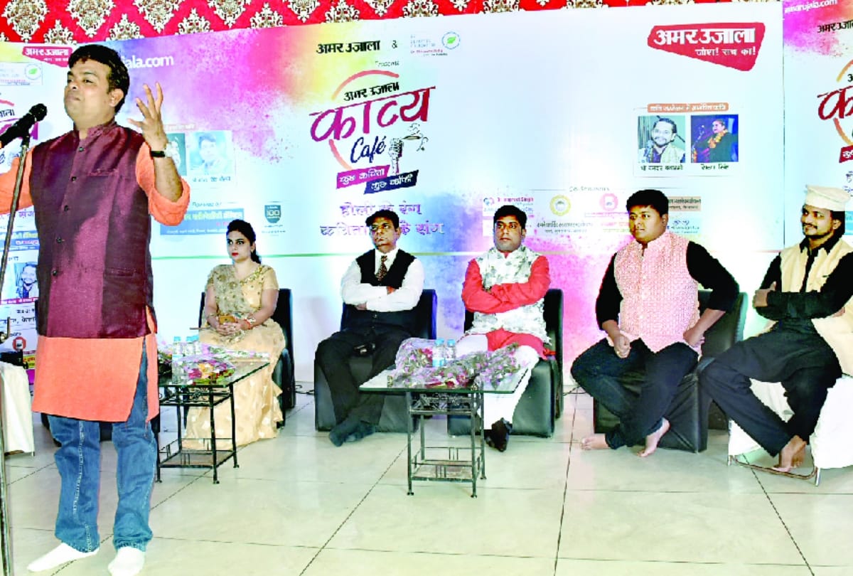 Listener sings in the poetic cafe of 'Amar Ujala' in Ayodhya.