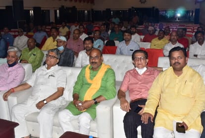 Listener sings in the poetic cafe of 'Amar Ujala' in Ayodhya.
