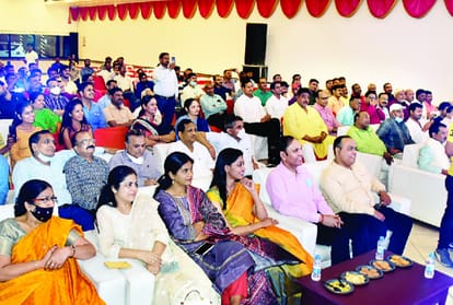 Listener sings in the poetic cafe of 'Amar Ujala' in Ayodhya.