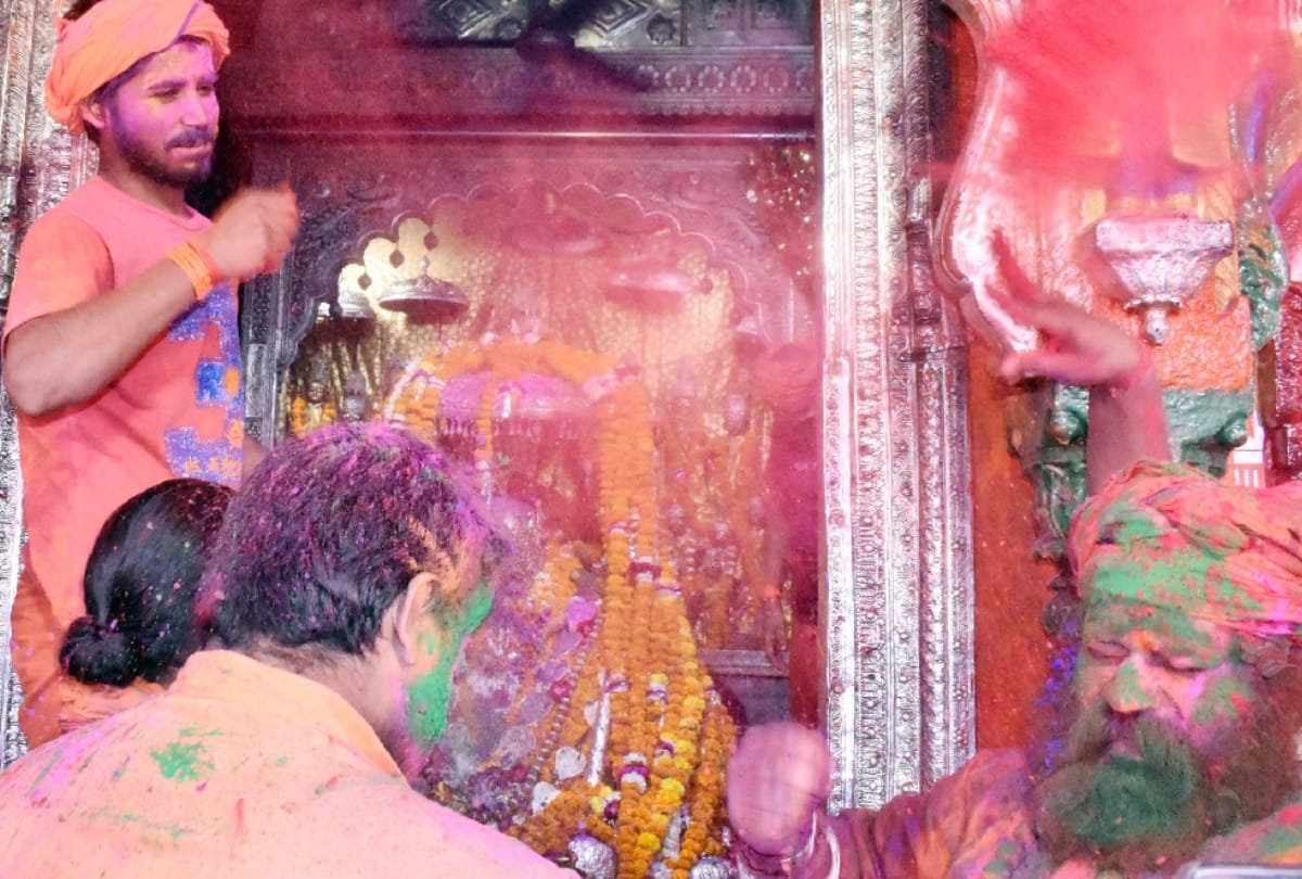 अयोध्या में रंगभरी एकादशी में निकली निशान यात्रा में भक्तों पर गुलाल डालते साधु-संत और बजरंगबली पर गुलाल अर्पित करते भक्त (फाइल फोटो)