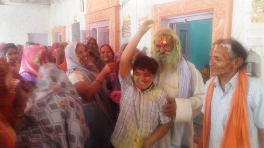 people celebrate holi at BAnke bihari temple