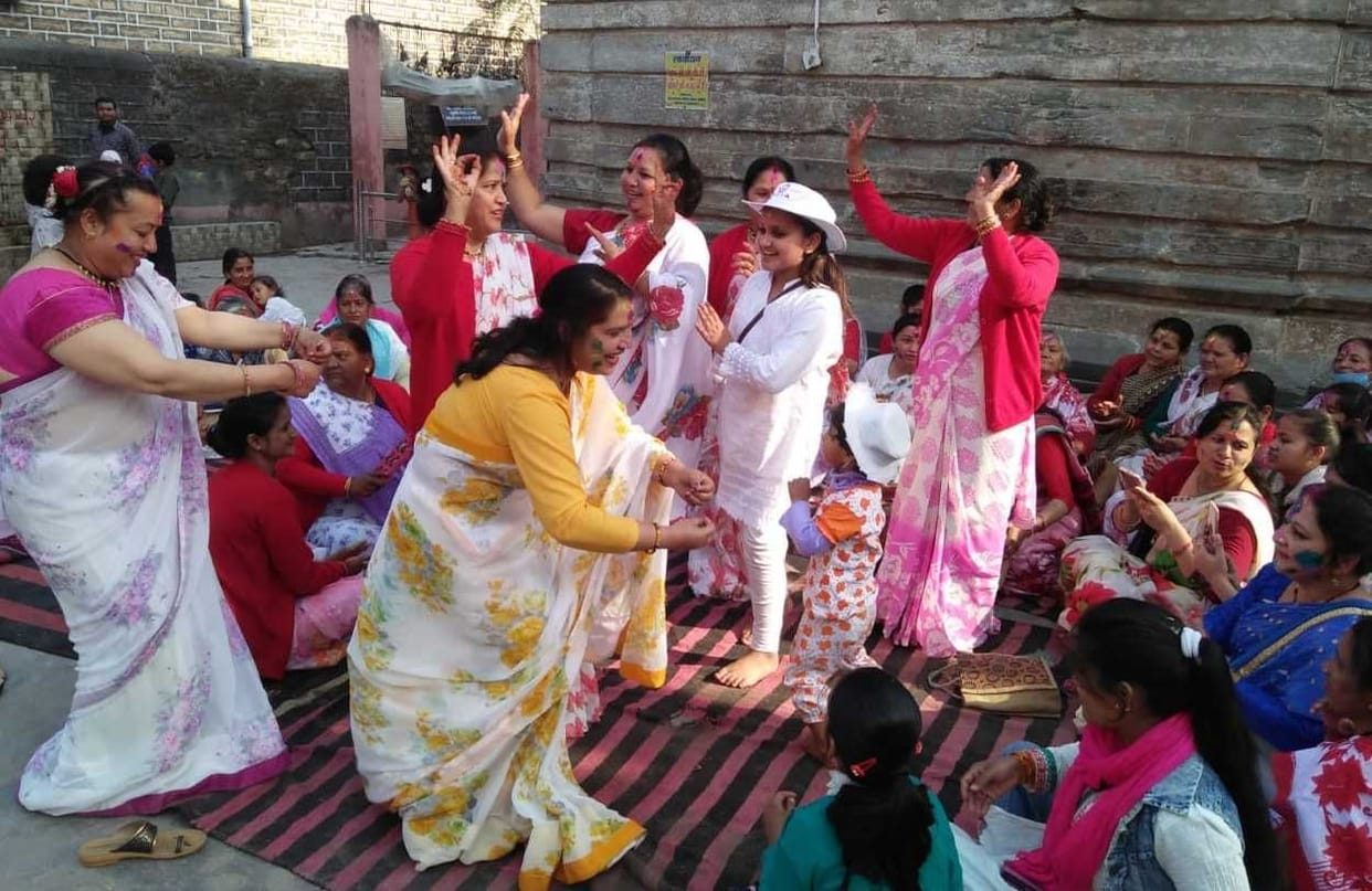 holi celebration in bageshwar
